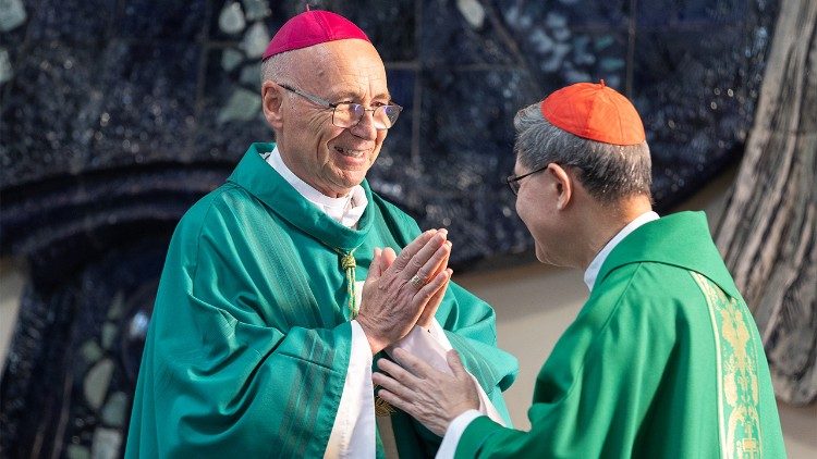 Yepiskop Vladimir Fekete və kardinal Luis Antonio Taqle