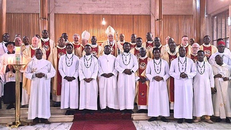 Foto de grupo dos participantes no Jubileu de Ouro dos Missionários de África