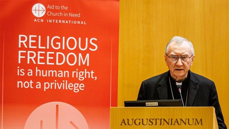 2025.10.21धार्मिक स्वतंत्रता पर एसीएस की रिपोर्ट की प्रस्तुति वाटिकन राज्य सचिव कार्डिनल पिएत्रो पारोलिन