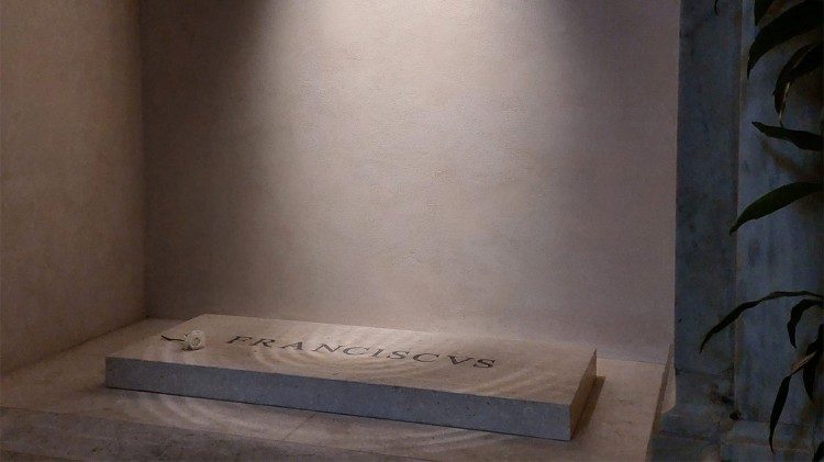 WIerni mówią o bliskości i prostocie, jaka cechowała Franciszka. Wyrazem tej ostatniej jest także jego nagrobek