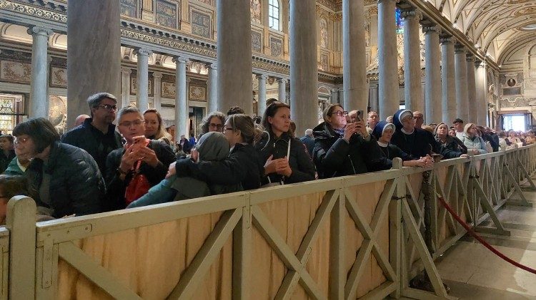 Des fidèles en prière devant la tombe du Pape François.