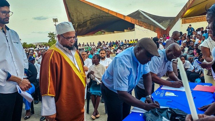 Participantes no encontro inter-religioso assinam o compromisso pela paz