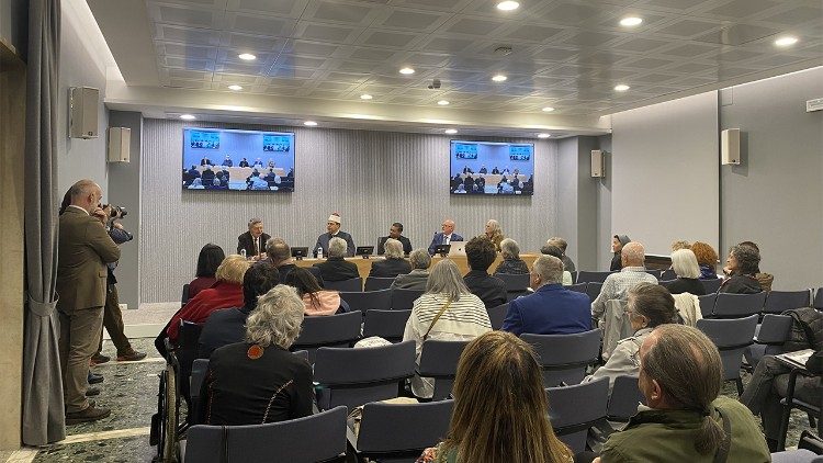 La presentación de "Retratos en la fe" en la Sala Marconi del Palacio Pío