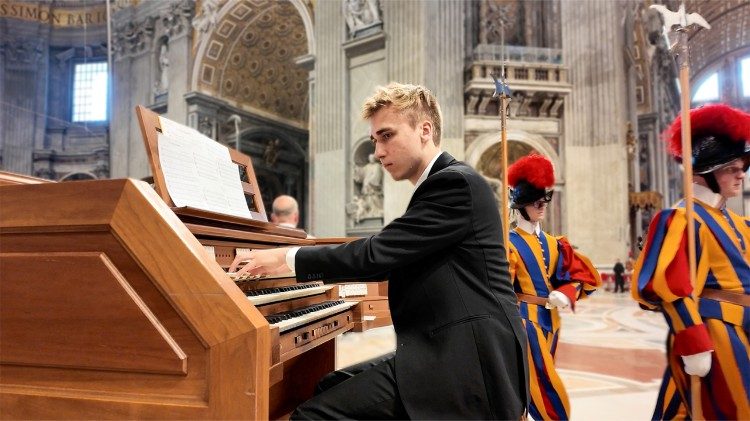 Paul Fey an der Orgel des Petersdoms