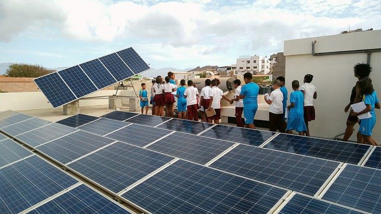 Paineis solares na Escola Salesiana de Mindelo (Cabo Verde) 
