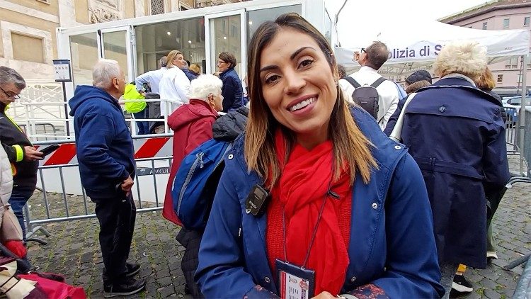 "Papa Francisco, de um grande carisma! Venho muito aqui, porque me sinto muito bem, em paz", diz a brasileira Juliana Lucci