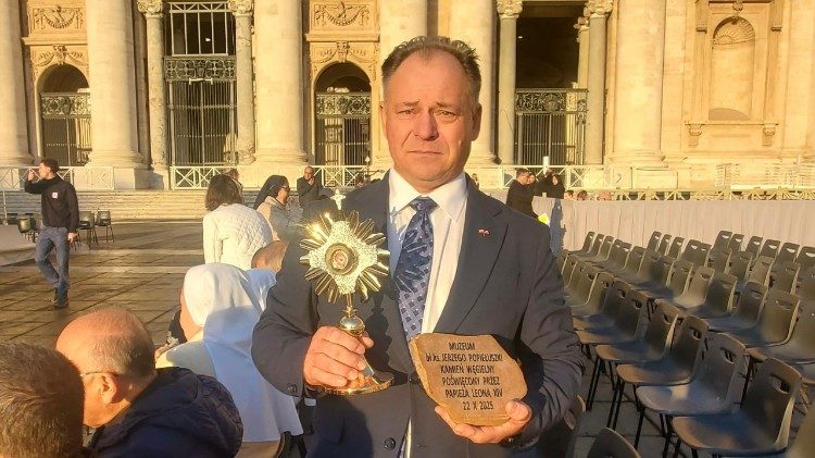 Marek Popiełuszko z relikwiami ks. Jerzego i kamieniem węgielnym pod jego muzeum w Okopach