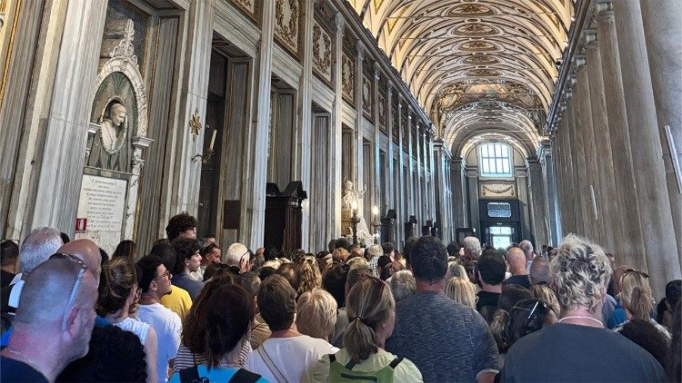 As filas sempre intensas de fiéis para rezar diante do túmulo do Papa Francisco