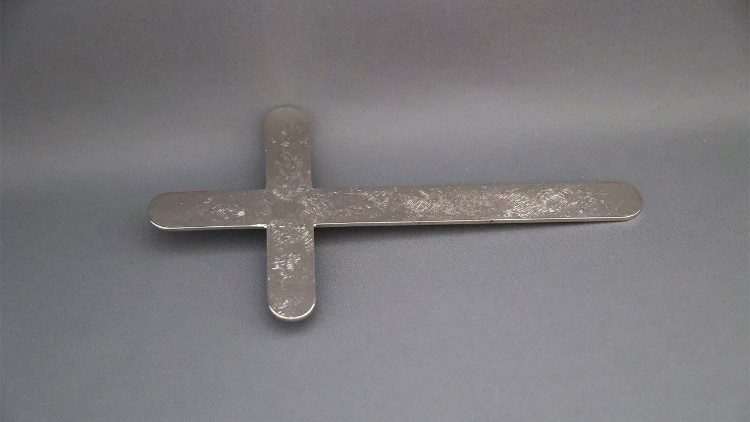 Una croce in argento della mostra "Gaudium"