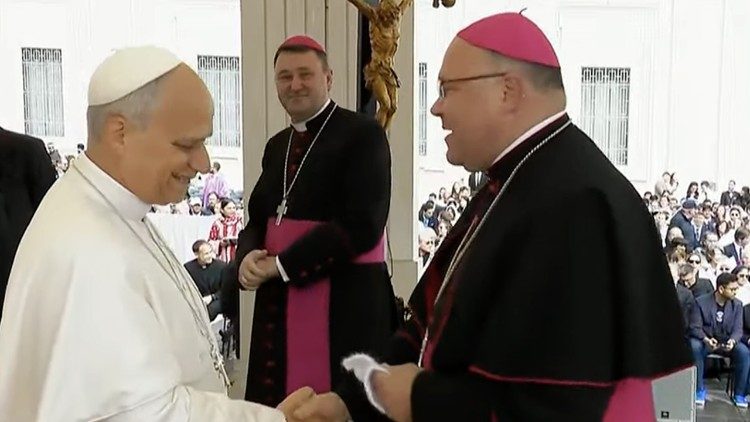  Арцыбіскуп Юзафаф Станеўскі і біскуп Аляксандр Яшэўскі падчас кароткага прывітання Святога Айца ў рамках агульнай аўдыенцыі