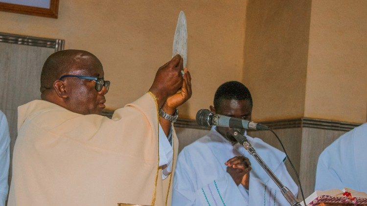 Dom Inácio Lucas, durante a Missa em acção de graças pela graduação de 121 estudantes da UCM