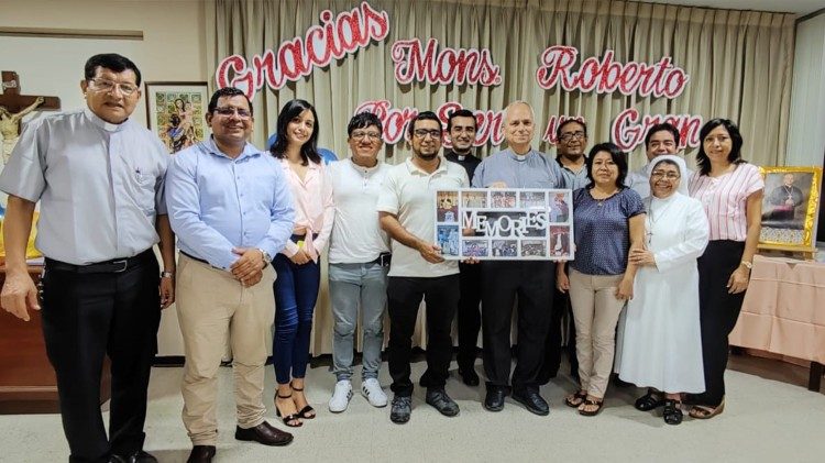 Compartir fraterno con el obispo Robert Prevost (hoy Papa León XIV) en Perú 