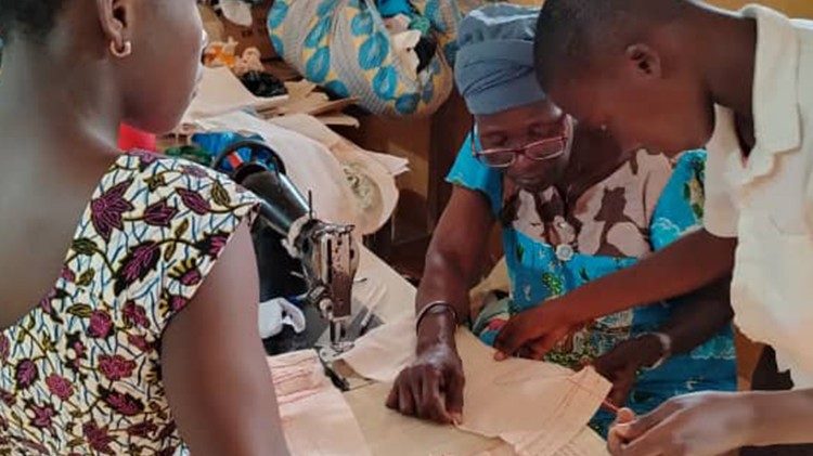 Un momento del corso di sartoria