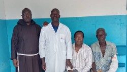 Fray Serge, a la izquierda, junto con los médicos y los pacientes afectados por la úlcera de Buruli