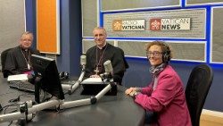 Weihbischof Horst Eberlein, der Hamburger Erzbischof Stefan Heße und Stefanie Stahlhofen von Radio Vatikan im Sende-Studio