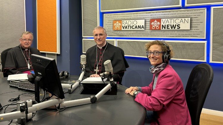 Weihbischof Horst Eberlein, der Hamburger Erzbischof Stefan Heße und Stefanie Stahlhofen von Radio Vatikan im Sende-Studio