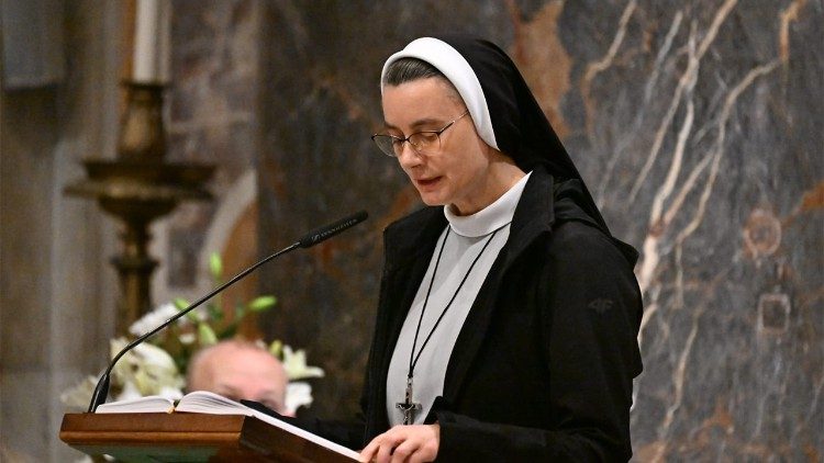 W każdy czwartek Polacy gromadzą się na modlitwie przy grobie św. Jana Pawła II 