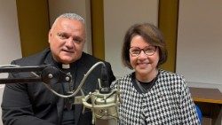 A Lugar-tenente da Ordem Equestre do Santo Sepulcro de Jerusalém, Rio de Janeiro, Almerinda Mendes e o Grão Prior coadjutor Comendador Mons. André Sampaio de Oliveira.