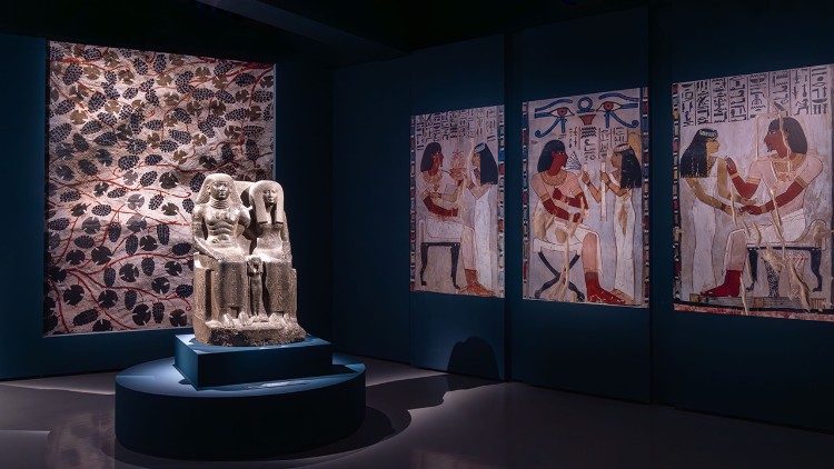 Una sala della mostra con la statua del sindaco Sennefer, sua moglie Senetnay e la figlia Mutnefret, XVIII dinastia, Nuovo Regno, granito nero,  Cachette del Tempio di Karnak, Luxor Il Cairo, Museo Egizio