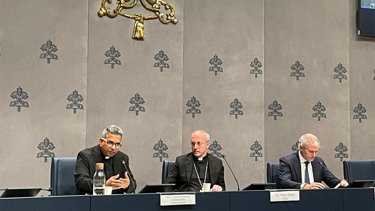 En salle de presse du Saint-Siège, présentation de l'événement «Marcher ensemble avec espérance» le 28 octobre 2025, à l'occasion du 60e anniversaire de la déclaration conciliaire «Nostra Aetate».