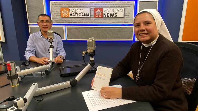 La Hermana Karina Gonzales en los estudios de Vatican News