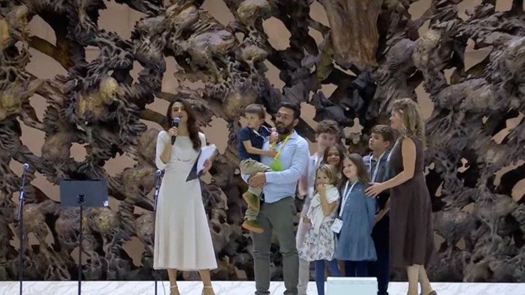 Begegnung mit den Synodenteams in der Audienzhalle