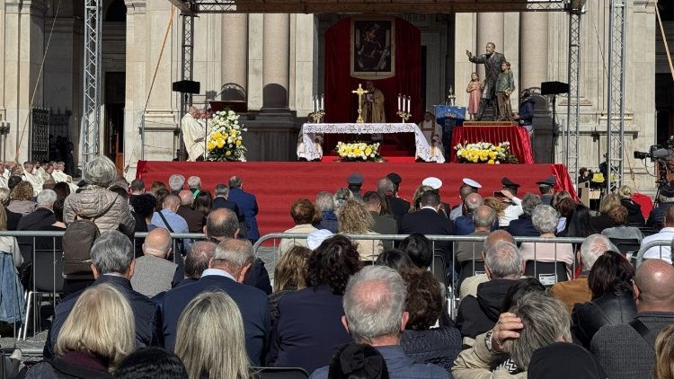 I fedeli assistono alla Messa presieduta dal cardinale Semerato. 