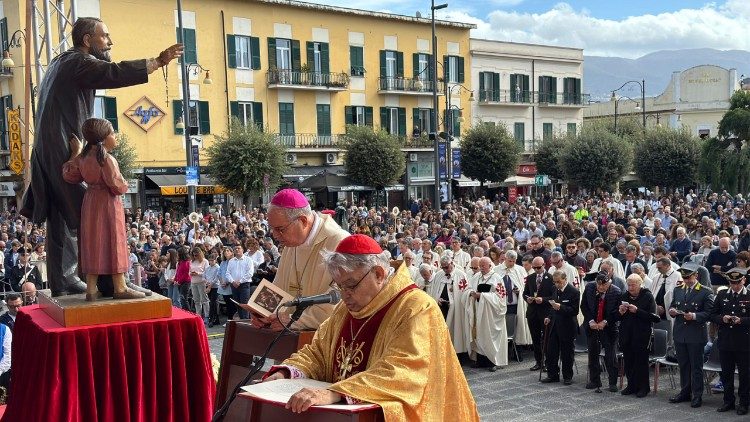 A sinistra l'arcivescovo Caputo, a destra il cardinale Semeraro, in un momento della Messa di ringraziamento per la canonizzazione di Bartolo Longo..