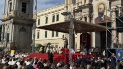 Messa sul sagrato del Santuario di Pompei, presieduta dal cardinale Marcello Semeraro, per ringraziare Dio della canonizzazione di Bartolo Longo.