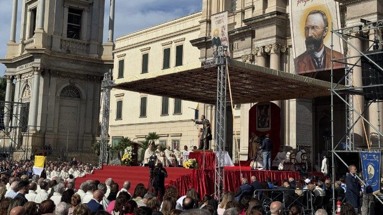 Messa sul sagrato del Santuario di Pompei, presieduta dal cardinale Marcello Semeraro, per ringraziare Dio della canonizzazione di Bartolo Longo.