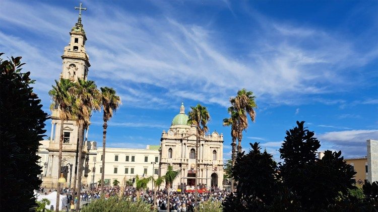 Il Santuario di Pompei, fondato da san Bartolo Longo, durante la Messa di oggi, domenica 26 ottobre. 