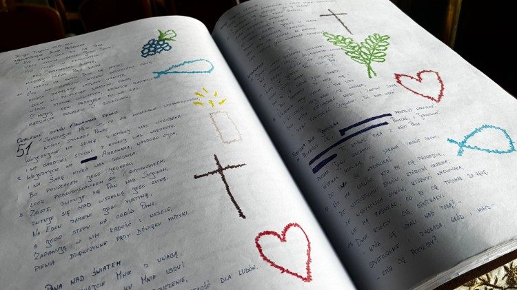 Osadzeni Aresztu Śledczego w Lublinie, w tym studenci Katolickiego Uniwersytetu Lubelskiego Jana Pawła II, przepisali Pismo Święte (KUL)