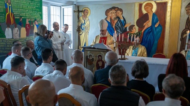 Biblia, którą nie tylko przepisywali, ale i ręcznie zdobili jej strony, została po raz pierwszy użyta podczas Mszy św. inaugurującej rok akademicki 2025/26 w Centrum Studiów KUL dla Osadzonych (KUL)