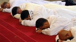 Սարկաւագներուն խոնարհութեան արարքը՝ Աստուծոյ իրենց ընծայման պահուն։