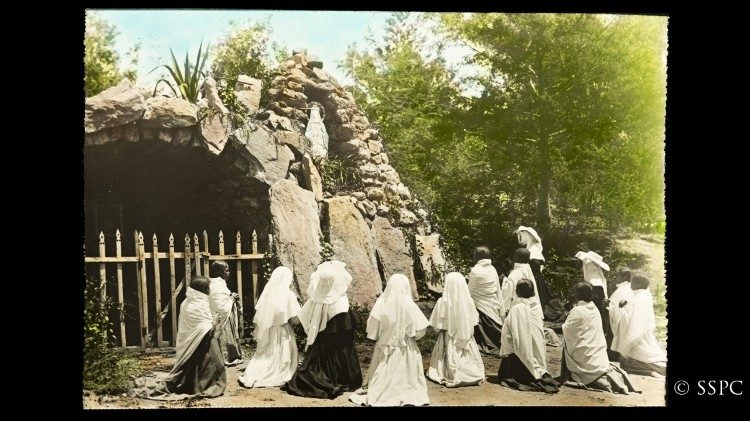 Maiandacht der "eingeborenen" Novizinnen Madagaskar unter französische Kolonialherrschaft, 1897–1905