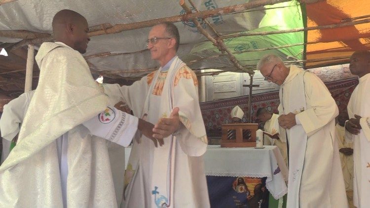 Saudação ao Padre Samuel Miguel, ordenado no sábado 25, na Paróquia Nossa Senhora das Graças, em Murrupula