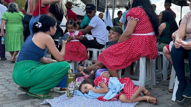 A romaria reuniu famílias inteiras devotas da Menina Benigna