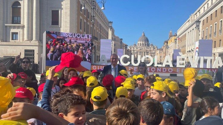Il ministro Valditara incontra un gruppo di giovani studenti a Piazza Pia