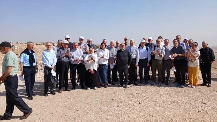 I vescovi della Lombardia visitano un villaggio beduino nel deserto tra Gerusalemme e Gerico