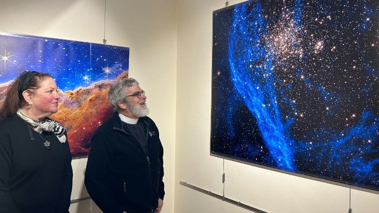 Fr. Guy Consolmagno e Anna Marlis Burgard visitano la mostra