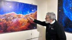 O. Guy Consolmagno, były dyrektor Watykańskiego Obserwatorium Astronomicznego, przygląda się zdjęciom wystawy