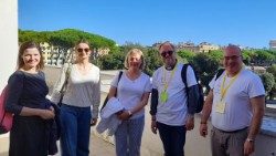 Sinodo komandų jubiliejaus dalyviai iš Lietuvos Vatikano radijuje 