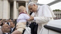 Luca, figlio di Olena Mosendz, in udienza con il Papa 