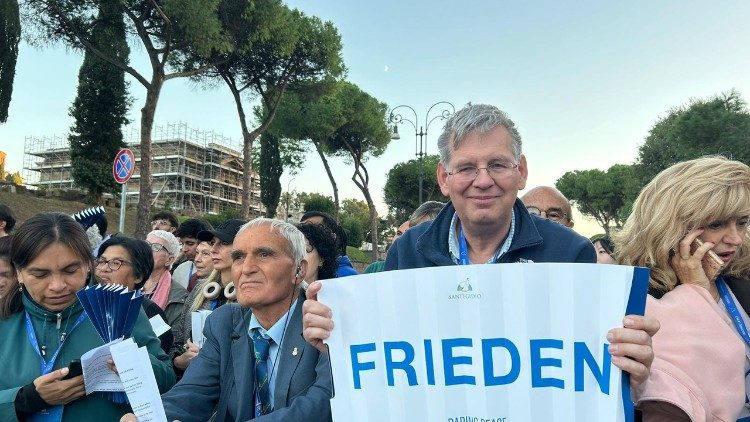 Setzt ein Zeichen f&uuml;r den Frieden am Kolosseum: Stefan Kaiser aus Frankfurt