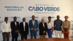 O Cardeal Dom Arlindo Furtado, o Ministro da Educação, Amadeu Cruz juntamente com outros participantes no encontro da EU Católica.