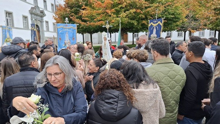 Procissão de fiéis peregrinos na Abadia Einsiedeln, Suíça - foto Lusofonias