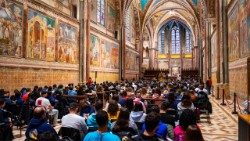 Giovani in preghiera ad Assisi