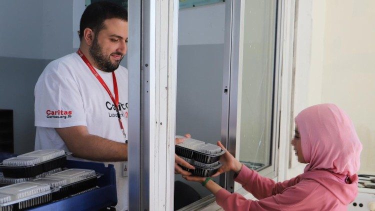 Ausgabe von warmen Mahlzeiten an einer Ausgabestelle der Caritas Libanon.   (Caritas Libanon)