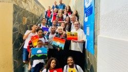 Don Natale Vitali insieme ad alcuni studenti del progetto educativo