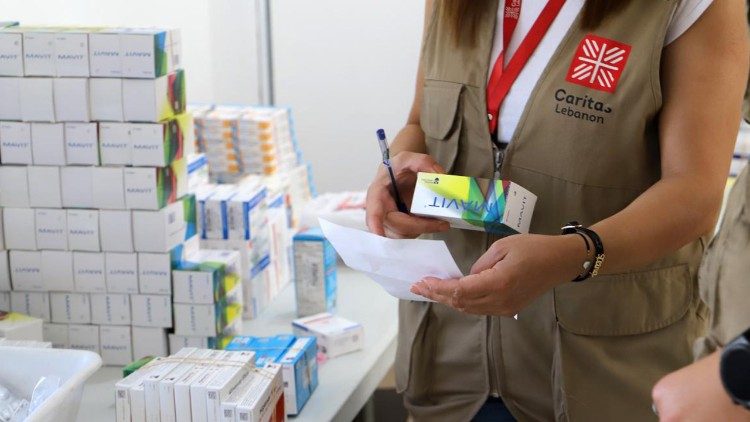 Un'operatrice Caritas si occupa dell'inventario delle medicine. 